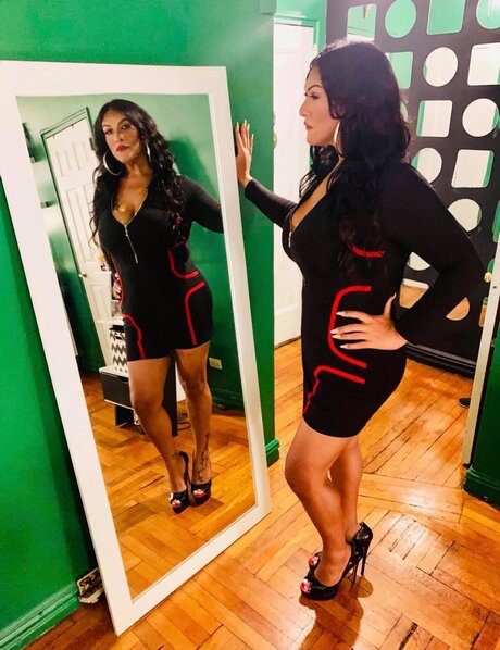 Shemale Elizabeth Toppz