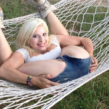 Kinzy Jo - onlyfans