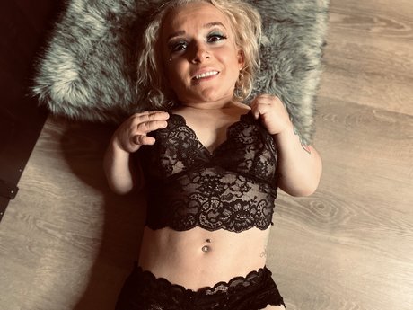 Midget stripper XXX sassee cassee