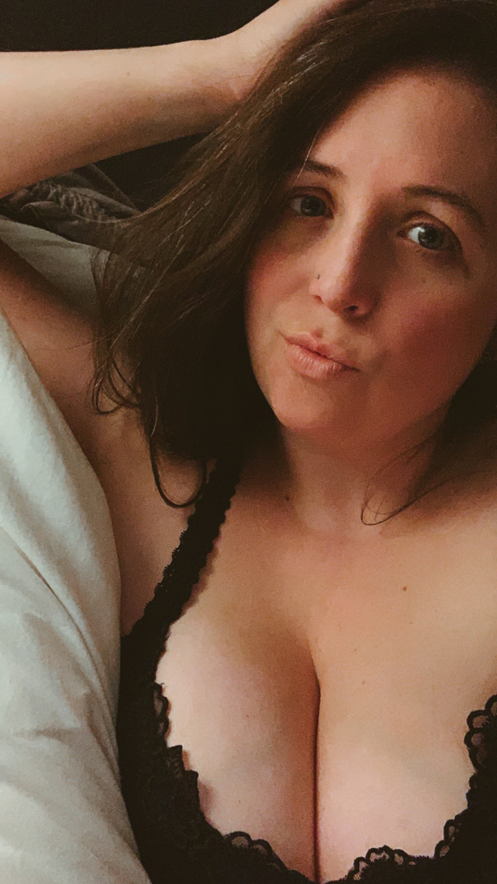 Curvy hungry girl at onlyfans