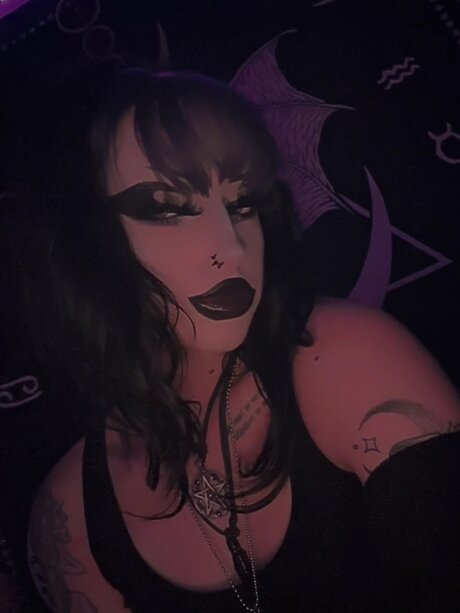 𝔤𝔬𝔱𝔥𝔱𝔯𝔞𝔰𝔥𝔟𝔞𝔟𝔶🥀