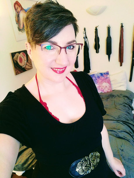 Curvy spanking lover Pandora Blake 🍑
