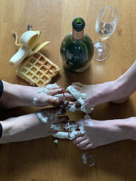 Feet_and_food