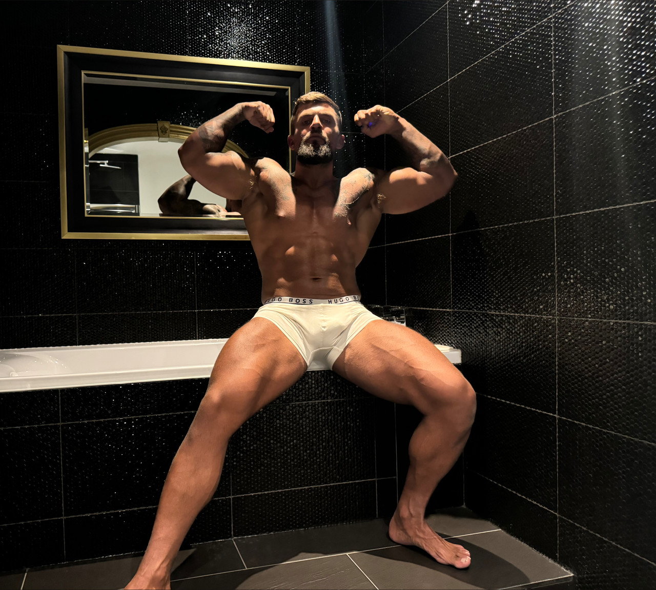 𝐌𝐮𝐬𝐜𝐥𝐞 𝐡𝐮𝐧𝐤🙈 at onlyfans